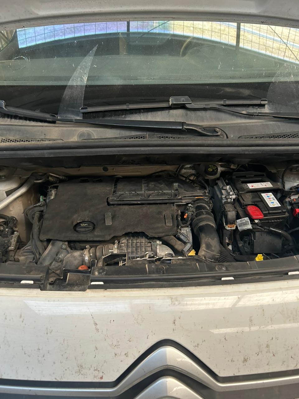 Interior del taller con vehiculos